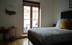 Beautiful Central Townhouse W/ Parking For 2 Cars